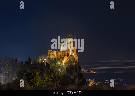 Una vista notturna di san marino castello Foto Stock