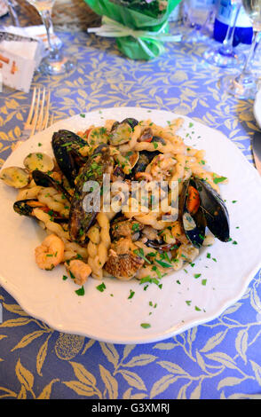 Tipica siciliana busiate pasta con pesce e frutti di mare, Sicilia Italia Foto Stock