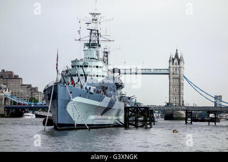 HMS Belffast con il London Bridge in background. Foto Stock