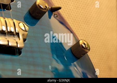 Blue chitarra elettrica close-up rock and roll Foto Stock