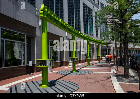 Biblioteca pubblica nel centro di Indianapolis, Indiana, con rubrica pubblica i recipienti di prestito. Foto Stock