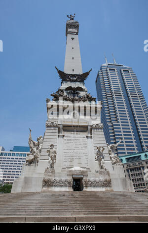 Lo stato dell'Indiana di soldati e marinai monumento nel centro di Indianapolis, Indiana. Foto Stock