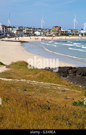 Le turbine eoliche salire al di sopra di Woljeong Jeju sulla costa a nord di Foto Stock