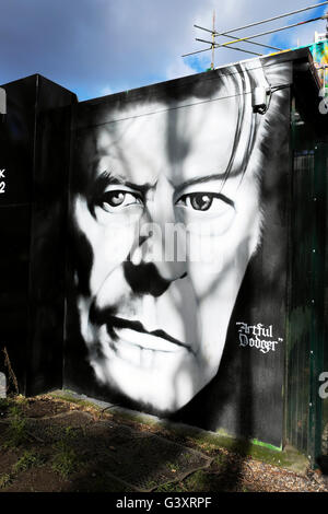 'David Bowie' murale sulla palizzata nel 2016 Londra Sud KATHY DEWITT Foto Stock