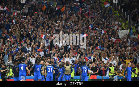 Marseille, Francia. Il 15 giugno, 2016. I sostenitori francesi celebrano la loro squadra dopo aver vinto la UEFA Euro 2016 Gruppo di una partita di calcio tra la Francia e l'Albania allo Stade Velodrome di Marsiglia (Francia), 15 giugno 2016. Foto: Federico Gambarini/dpa/Alamy Live News Foto Stock