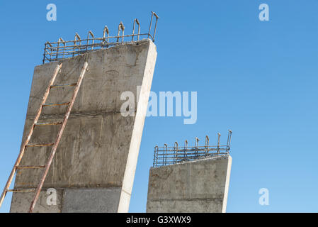 Incompiuta di calcestruzzo colato struttura sul sito di costruzione Foto Stock