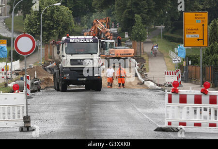 La strada federale B96 è completamente bloccato per lavori di costruzione in Fuerstenberg/Havel, Germania, 14 giugno 2016. A partire dalla metà di maggio e continuando fino al 30 giugno 2016, la strada federale è bloccata fino a Neustrelitz. Durante questo tempo la superficie della strada e un ponte sarà rinnovato. Il B96 è considerato il più importante rotta nord-sud ed è utilizzato da circa 12.000 gli automobilisti quotidianamente. Per anni le aziende, turisti e residenti hanno stato esigente un'espansione di almeno tre corsie. Foto: Bernd Wuestneck/ZB Foto Stock