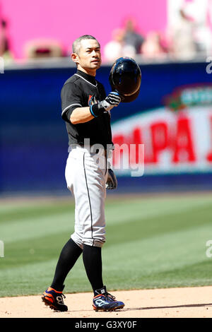 Petco Park, California, Stati Uniti d'America. Ichiro Suzuki registrato il suo 4257th professional baseball hit. Il 15 giugno, 2016. Ichiro Suzuki (Marlins) MLB : Miami Marlins' Ichiro Suzuki suggerimenti il suo casco dopo aver colpito il suo doppio durante il nono inning di una Major League Baseball gioco tra San Diego Padres e Miami Marlins al Petco Park a Petco Park, California, Stati Uniti. Ichiro Suzuki registrato il suo 4257th professional baseball hit . Credito: AFLO/Alamy Live News Foto Stock