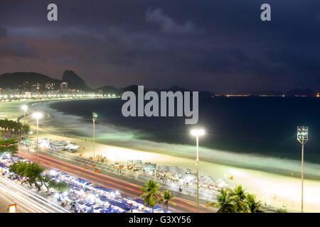 Pechino, Cina. 6 Ottobre, 2013. Questo file foto mostra la vista notturna della spiaggia di Copacabana a Rio de Janeiro in Brasile il 6 ottobre 2013. Il Rio 2016 Giochi Olimpici si terrà dal 5 agosto al 21. © Xu Zijian/Xinhua/Alamy Live News Foto Stock