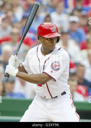 Washington, Distretto di Columbia, Stati Uniti d'America. Il 15 giugno, 2016. Cittadini di Washington center fielder Michael Taylor (3) pipistrelli nel decimo inning contro il Chicago Cubs a cittadini Parco di Washington, DC il Mercoledì, 15 giugno 2016. I cittadini hanno vinto il gioco 5 - 4 in 12 inning.Credit: Ron Sachs/CNP Credito: Ron Sachs/CNP/ZUMA filo/Alamy Live News Foto Stock