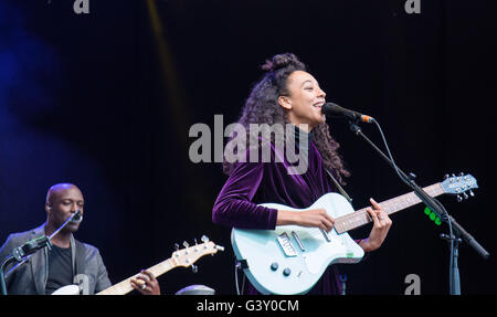 Eden Project, Cornwall, Regno Unito. Il 15 giugno, 2016. Lionel Richie e Corinne Bailey Rae giocano la loro seconda consecutiva Eden sessione. Cantautore britannico - e due volte vincitore dei Grammy award - Corinne Bailey Rae è stato ospite speciale di Lionel Richie all'Eden sessione. Il suo nuovo album Il cuore parla In sussurra è stato rilasciato nel mese di maggio per un top-20 posizione del grafico e le recensioni positive. Credito: Simon Maycock/Alamy Live News Foto Stock