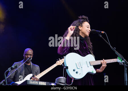 Eden Project, Cornwall, Regno Unito. Il 15 giugno, 2016. Lionel Richie e Corinne Bailey Rae giocano la loro seconda consecutiva Eden sessione. Cantautore britannico - e due volte vincitore dei Grammy award - Corinne Bailey Rae è stato ospite speciale di Lionel Richie all'Eden sessione. Il suo nuovo album Il cuore parla In sussurra è stato rilasciato nel mese di maggio per un top-20 posizione del grafico e le recensioni positive. Credito: Simon Maycock/Alamy Live News Foto Stock