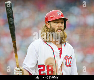 Gli inning. Il 15 giugno, 2016. Washington cittadini sinistra fielder Jayson Werth (28) bastoni fuori la sua lingua è come egli pipistrelli nell'ottavo inning contro il Chicago Cubs a cittadini Parco di Washington, DC il Mercoledì, 15 giugno 2016. I cittadini hanno vinto il gioco 5 - 4 in 12 inning. Credito: Ron Sachs/CNP - nessun filo SERVICE - Credit: dpa/Alamy Live News Foto Stock