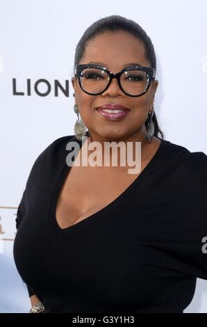 Los Angeles, CA, Stati Uniti d'America. Il 15 giugno, 2016. Oprah Winfrey presso gli arrivi per GREENLEAF Premiere su Oprah Winfrey Network del lotto, Los Angeles, CA 15 Giugno 2016. Credito: Priscilla concedere/Everett raccolta/Alamy Live News Foto Stock