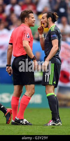 Lente, Francia. 16 Giugno, 2016. Gareth Bale (R) del Galles parla con arbitro Felix Brych (L) della Germania durante l'Euro 2016 Gruppo B partita di calcio tra Inghilterra e Galles allo Stade Bollaert-Delelis stadium, lente, Francia, 16 giugno 2016. Foto: Marius Becker/dpa/Alamy Live News Foto Stock