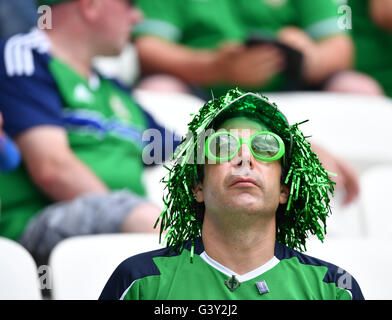 Lione, Francia. 16 Giugno, 2016. Sostenitore del Team Irlanda del Nord costituiscono prima di UEFA EURO 2016 gruppo C partita di calcio in Ucraina e in Irlanda del Nord a Stade de Lyon a Lione, Francia, 16 giugno 2016. Foto: Uwe Anspach/dpa/Alamy Live News Foto Stock