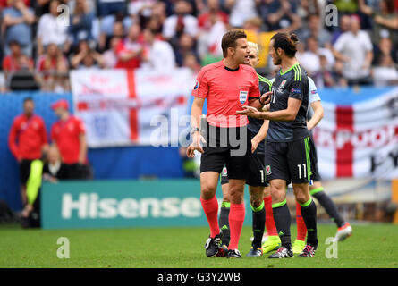 Lente, Francia. 16 Giugno, 2016. Gareth Bale (R) del Galles parla con arbitro Felix Brych della Germania dopo l Inghilterra ha segnato l'equalizzatore durante l'Euro 2016 Gruppo B partita di calcio tra Inghilterra e Galles allo Stade Bollaert-Delelis stadium, lente, Francia, 16 giugno 2016. Foto: Marius Becker/dpa/Alamy Live News Foto Stock