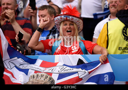 Lente, Francia. 16 Giugno, 2016. Inghilterra sostenitore allo Stade Bollaert-Delelis nella lente, Francia questo pomeriggio durante il loro Euro 2016 Gruppo B fixture con il Galles. Credito: Phil Rees/Alamy Live News Foto Stock