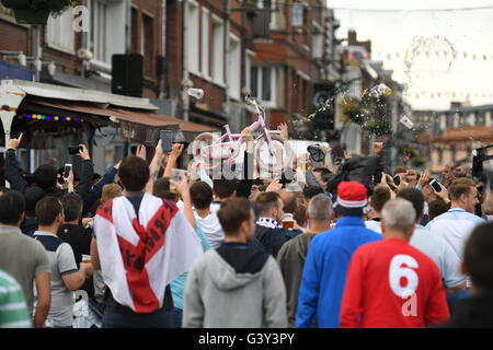 Lente, Francia. 16 Giugno, 2016. I tifosi di calcio celebrare nella lente, Francia, giugno 16, 2016 dopo l'Euro 2016 Gruppo B Inghilterra - Galles partita di calcio. Foto: Marius Becker/dpa/Alamy Live News Foto Stock