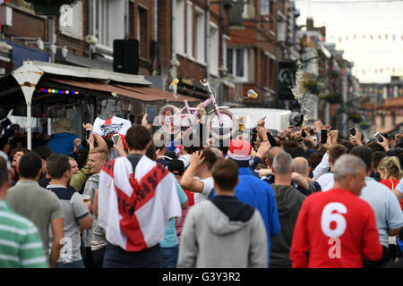 Lente, Francia. 16 Giugno, 2016. I tifosi di calcio celebrare nella lente, Francia, giugno 16, 2016 dopo l'Euro 2016 Gruppo B Inghilterra - Galles partita di calcio. Foto: Marius Becker/dpa/Alamy Live News Foto Stock