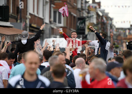 Lente, Francia. 16 Giugno, 2016. I tifosi di calcio celebrare nella zona della ventola nella lente, Francia, 16 giugno 2016. Foto: Marius Becker/dpa/Alamy Live News Foto Stock