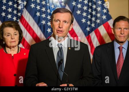 Washington, Stati Uniti d'America. 16 Giugno, 2016. Il senatore degli Stati Uniti Chris Murphy del Connecticut hanno aderito altre democratico parla della violenza pistola durante una conferenza stampa a Capitol Hill Giugno 16, 2016 a Washington, DC. Murphy ha portato i membri del Senato in una 15-ora filibuster impegnativa azione sulla legislazione pistola a seguito della ripresa di massa in Orlando. Credito: Planetpix/Alamy Live News Foto Stock