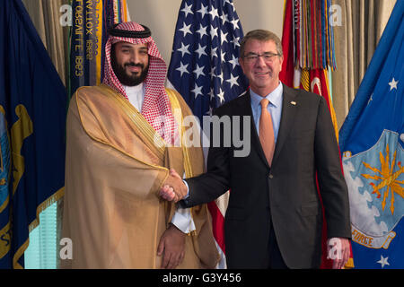 Arlington, Stati Uniti d'America. 16 Giugno, 2016. U.S il Segretario della Difesa di cenere si compiace di Carter Arabia Vice principe ereditario e il ministro della Difesa Mohammed Bin Salman prima di colloqui bilaterali al Pentagono Giugno 16, 2016 in Arlington, Virginia. Credito: Planetpix/Alamy Live News Foto Stock