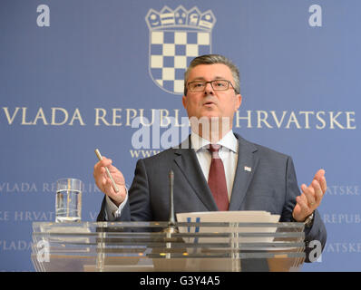 (160616) -- ZAGREB, 16 giugno 2016 (Xinhua) -- un file foto scattata il 28 aprile 2016 illustra Tihomir Oreskovic intervenendo ad una conferenza stampa a Zagabria in Croazia. Il Parlamento croato giovedì passati in mozione di sfiducia contro il Primo Ministro Tihomir Oreskovic e il suo governo. (Xinhua/Miso Lisanin) Foto Stock