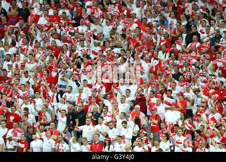 Saint-Denis, Francia. 16 Giugno, 2016. I sostenitori di Polonia allegria durante UEFA EURO 2016 gruppo C partita di calcio in Germania e Polonia a Stade de France in Saint-Denis, Francia, 16 giugno 2016. Foto: Christian Charisius/dpa/Alamy Live News Foto Stock