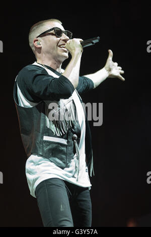 Oshkosh, Wisconsin, Stati Uniti d'America. 11 Giugno, 2016. Il rapper MACKLEMORE (aka BEN HAGGERTY) di Macklemore & Ryan Lewis suona dal vivo al grande parco dello stadio durante Bonnaroo Music e Arts Festival di Manchester, Tennessee © Daniel DeSlover/ZUMA filo/Alamy Live News Foto Stock