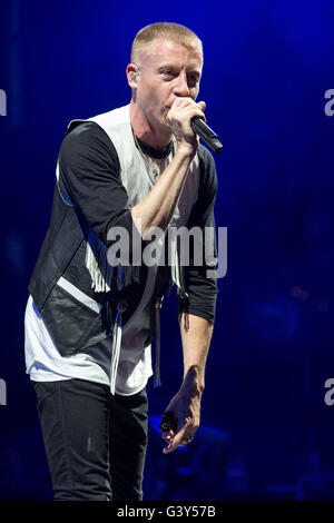 Oshkosh, Wisconsin, Stati Uniti d'America. 11 Giugno, 2016. Il rapper MACKLEMORE (aka BEN HAGGERTY) di Macklemore & Ryan Lewis suona dal vivo al grande parco dello stadio durante Bonnaroo Music e Arts Festival di Manchester, Tennessee © Daniel DeSlover/ZUMA filo/Alamy Live News Foto Stock