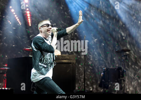 Oshkosh, Wisconsin, Stati Uniti d'America. 11 Giugno, 2016. Il rapper MACKLEMORE (aka BEN HAGGERTY) di Macklemore & Ryan Lewis suona dal vivo al grande parco dello stadio durante Bonnaroo Music e Arts Festival di Manchester, Tennessee © Daniel DeSlover/ZUMA filo/Alamy Live News Foto Stock