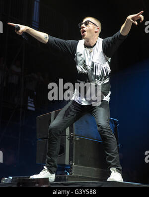 Oshkosh, Wisconsin, Stati Uniti d'America. 11 Giugno, 2016. Il rapper MACKLEMORE (aka BEN HAGGERTY) di Macklemore & Ryan Lewis suona dal vivo al grande parco dello stadio durante Bonnaroo Music e Arts Festival di Manchester, Tennessee © Daniel DeSlover/ZUMA filo/Alamy Live News Foto Stock