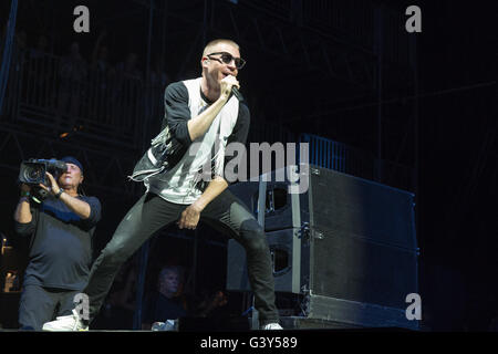 Oshkosh, Wisconsin, Stati Uniti d'America. 11 Giugno, 2016. Il rapper MACKLEMORE (aka BEN HAGGERTY) di Macklemore & Ryan Lewis suona dal vivo al grande parco dello stadio durante Bonnaroo Music e Arts Festival di Manchester, Tennessee © Daniel DeSlover/ZUMA filo/Alamy Live News Foto Stock