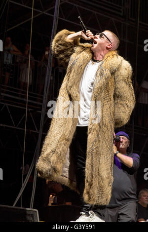 Oshkosh, Wisconsin, Stati Uniti d'America. 11 Giugno, 2016. Il rapper MACKLEMORE (aka BEN HAGGERTY) di Macklemore & Ryan Lewis suona dal vivo al grande parco dello stadio durante Bonnaroo Music e Arts Festival di Manchester, Tennessee © Daniel DeSlover/ZUMA filo/Alamy Live News Foto Stock