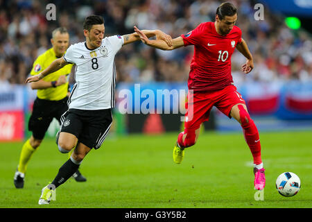 St Denis, Parigi, Francia. 16 Giugno, 2016. Campionati Europei di calcio, Germania contro la Polonia. Grzegorz Krychowiak (POL), Mesut Oezil (GER) Credito: Azione Sport Plus/Alamy Live News Foto Stock