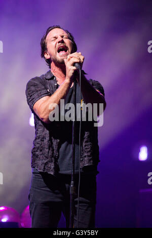 Manchester, Tennessee, Stati Uniti d'America. 12 Giugno, 2016. Il cantante Eddie Vedder dei Pearl Jam eseguire live al grande parco dello stadio durante Bonnaroo Music e Arts Festival di Manchester, Tennessee © Daniel DeSlover/ZUMA filo/Alamy Live News Foto Stock