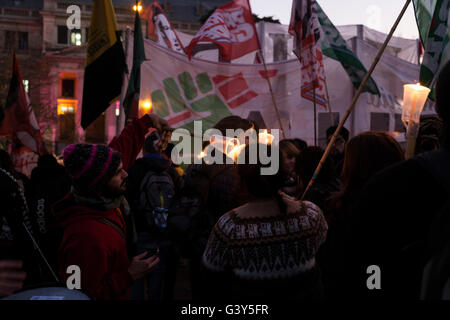 Persone marciando con le torce in La Plata, Argentina Foto Stock