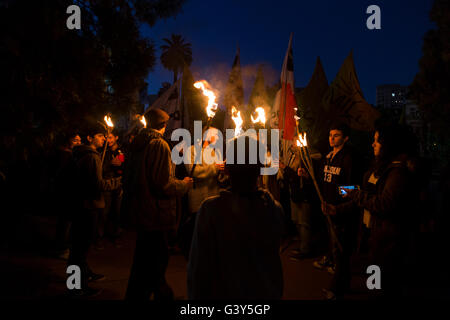 Persone marciando con le torce in La Plata, Argentina Foto Stock