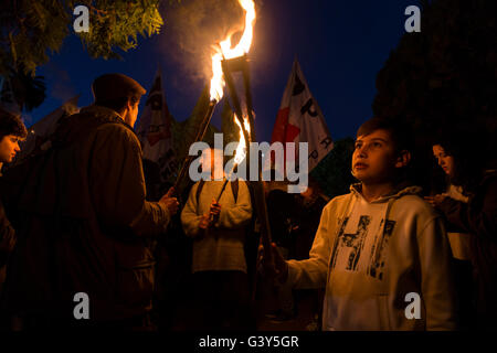 Persone marciando con le torce in La Plata, Argentina Foto Stock