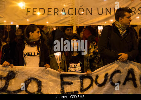 Persone marciando con le torce in La Plata, Argentina Foto Stock