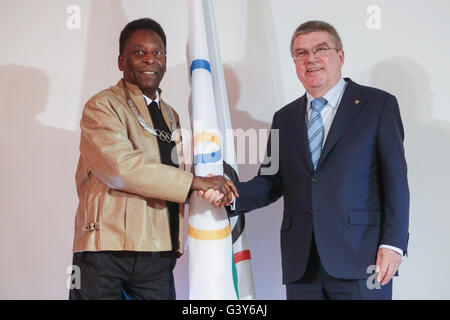 Il Santos, Brasile. 16 Giugno, 2016. Comitato Olimpico Internazionale (CIO) Presidente Thomas Bach (R) presenta l'ordine olimpico, cio il più alto premio, al brasiliano ex giocatore di calcio Edson Arantes do Nascimento, meglio noto come Pelé, presso il Museo di Pelé nel Santos, Brasile, 16 giugno 2016. Credito: Rahel Patrasso/Xinhua/Alamy Live News Foto Stock