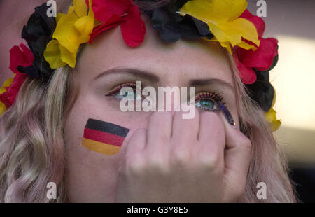 Migliaia di tifosi guardare la partita Germania vs Polonia in una proiezione pubblica manifestazione presso Commerzbank-Arena in Franfurt sui principali, Germania, 16 giugno 2016. Lo stadio può ospitare 50.000 spettatori, la partita è mostrato su un 500 metro quadrato grande schermo. Foto: Boris Roessler/dpa Foto Stock