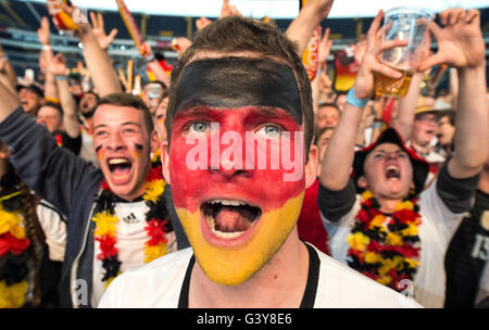 Gli appassionati di calcio guardare la partita Germania vs Polonia in una proiezione pubblica manifestazione presso Commerzbank-Arena in Franfurt sui principali, Germania, 16 giugno 2016. Lo stadio può ospitare 50.000 spettatori, la partita è mostrato su un 500 metro quadrato grande schermo. Foto: Boris Roessler/dpa Foto Stock