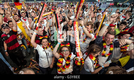 Migliaia di tifosi guardare la partita Germania vs Polonia in una proiezione pubblica manifestazione presso Commerzbank-Arena in Franfurt sui principali, Germania, 16 giugno 2016. Lo stadio può ospitare 50.000 spettatori, la partita è mostrato su un 500 metro quadrato grande schermo. Foto: Boris Roessler/dpa Foto Stock