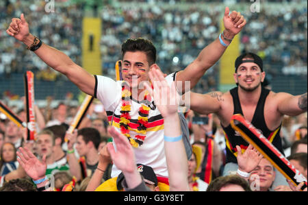 Gli appassionati di calcio guardare la partita Germania vs Polonia in una proiezione pubblica manifestazione presso Commerzbank-Arena in Franfurt sui principali, Germania, 16 giugno 2016. Lo stadio può ospitare 50.000 spettatori, la partita è mostrato su un 500 metro quadrato grande schermo. Foto: Boris Roessler/dpa Foto Stock