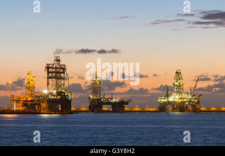 Las Palmas de Gran Canaria, Isole Canarie, Spagna. 17 Giugno, 2016. Meteo: impianti di trivellazione del petrolio in pre alba luce su un glorioso il venerdì mattina in Las Palmas, la capitale di Gran Canaria. Las Palmas la porta è utilizzata da un certo numero di compagnie petrolifere per le riparazioni, rifornimento, e nel caso di alcuni, per impianti di trivellazione di messa fuori servizio per lunghi periodi di tempo a causa della caduta dei prezzi del petrolio e sulla fornitura di petrolio greggio. Credito: Alan Dawson News/Alamy Live News Foto Stock