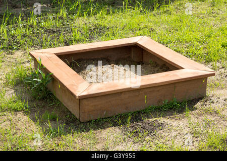 Bambini marrone sandbox in legno sulla terra Foto Stock