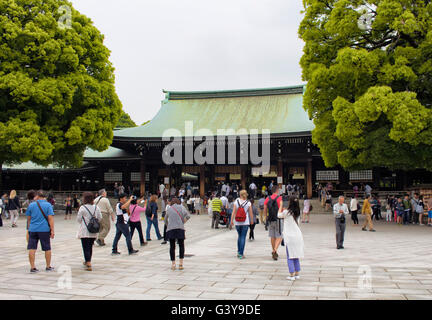 TOKYO - Maggio 2016: la gente visita il Tempio di Meiji a Yoyogi Park il 28 maggio 2016 Foto Stock