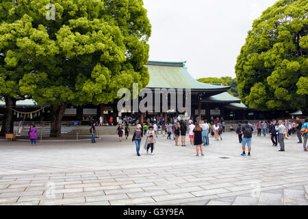 TOKYO - Maggio 2016: la gente visita il Tempio di Meiji a Yoyogi Park il 28 maggio 2016 Foto Stock